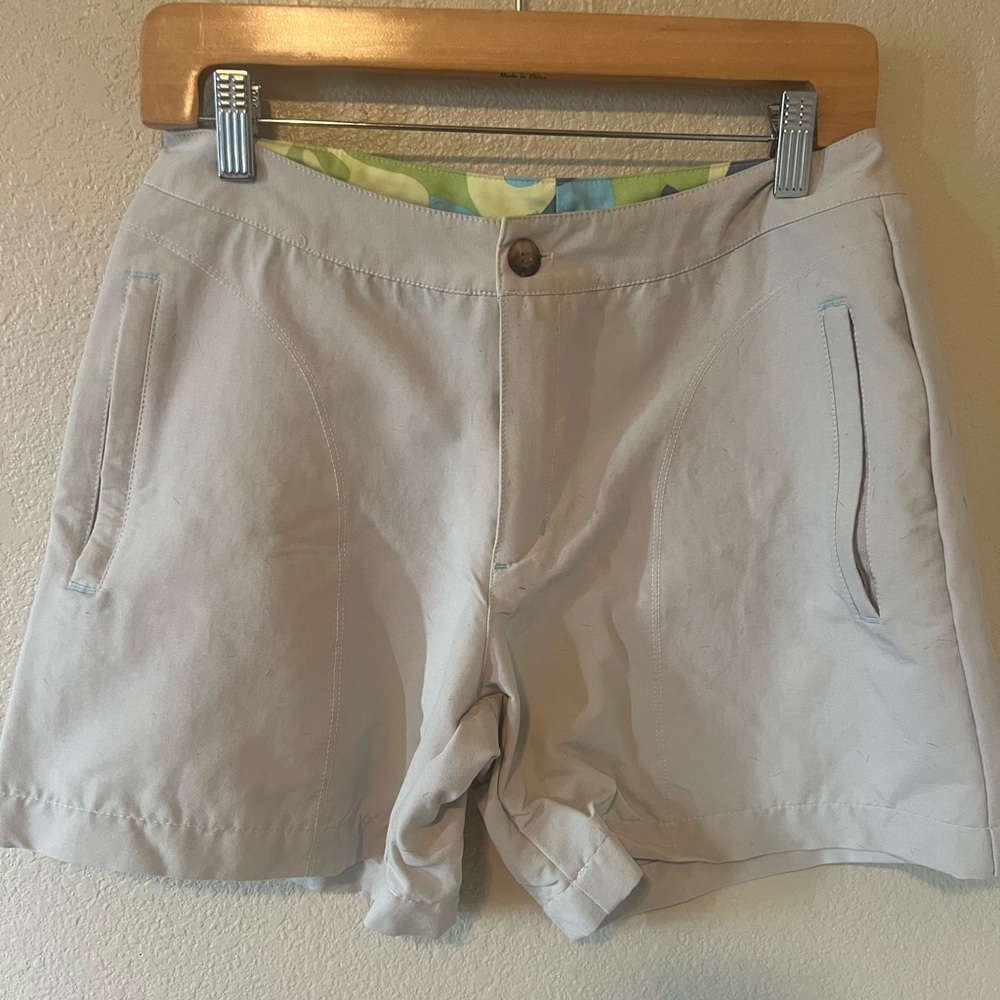 Tile nine women’s golf shorts. Size 6 great condition
